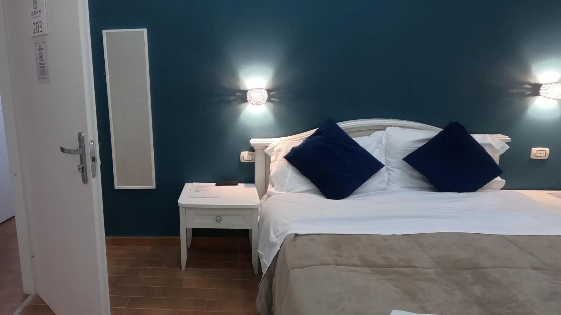 Queen 20 - Private Rooms Duomo Napoli Affittacamere