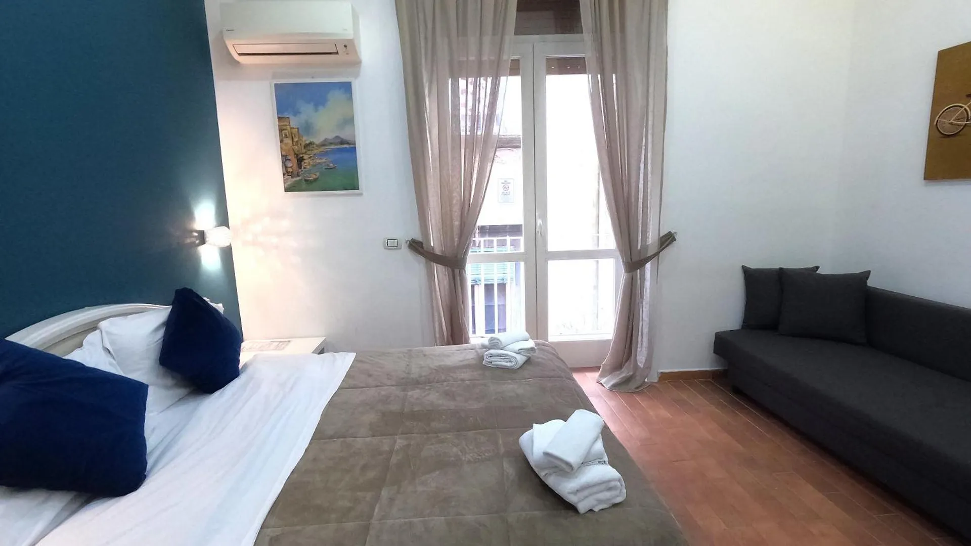 Queen 20 - Private Rooms Duomo Neapel Italien